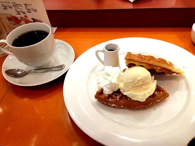 焼き立てワッフルとグアテマラコーヒー|ねこさん