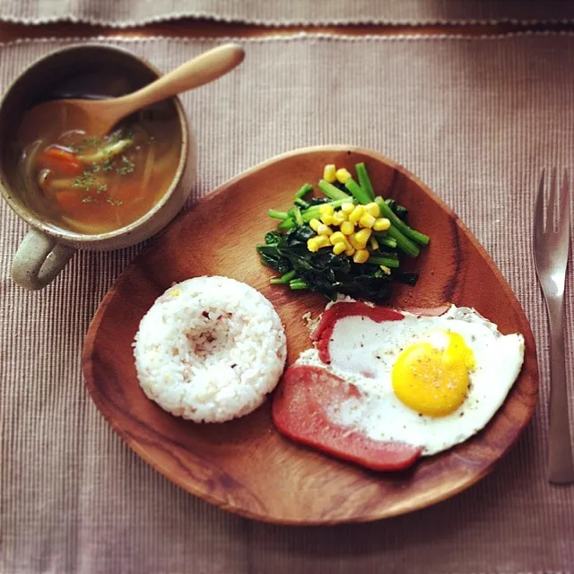 Snapdishの料理写真:旦那が焼いたスパムエッグ、ほうれん草のソテーコーンのせ、カレー風味野菜スープ|akiさん