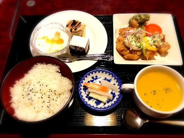 Snapdishの料理写真:サラダバー、ドリンク付きランチ850円(･ิω･ิ)ひぇ|あやみちさん