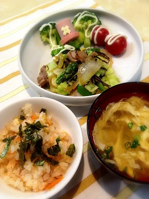 鮭ご飯、春キャベツと豚肉の塩昆布炒め、卵スープ|うっちーさん