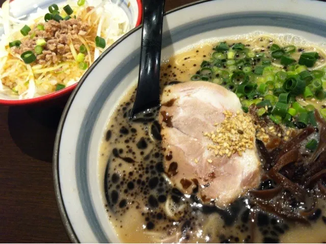 Snapdishの料理写真:黒マー油とんこつラーメン+ネギチャ飯セット|sunさん