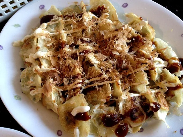 Korean dumplings with bonito flakes n mayonnaise n BBQ sauce.|Jenny Leeさん