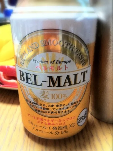 ベルギーの発泡酒でもんじゃ。ぶりの刺身を軽く焼いたら旨味がまして良かった。|土屋幸治さん