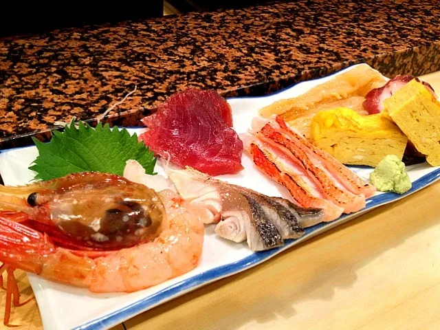 Tuna, mackerel, alfonsino, octopus, botan shrimp, fried eggs and a shellfish called 'mirugai.|do dyuさん