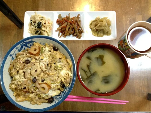 残り物親子丼、さつまいもとワカメの味噌汁、きんぴらゴボウ、茄子と玉ねぎの味噌和え、切り干し大根のサラダ|まゆめろさん