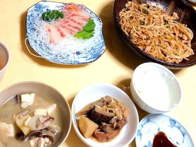 あさりの味噌汁♡鯛の刺身♡煮物♡  豚肉の中華風炒め物♡白ご飯|Minia♥️さん