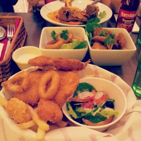 seafood platter - scallop, calamari, fish, prawn and fries|genさん