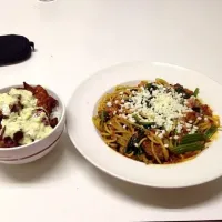 なすほうれん草のミートソーススパ＆唐揚げ丼タル照りソースがけ|ryoさん