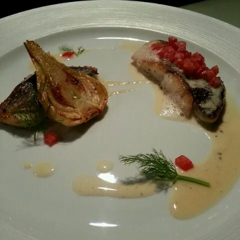 Sea bass with caramelized fennel and white wine tomato sauce|pungさん