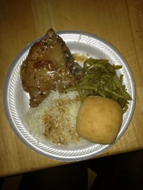 Smothers pork chops ... Green beans ... And rice ... With a roll|nickey featherさん