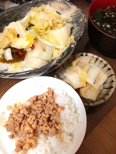 Snapdishの料理写真:ひき肉納豆と白菜ともずくスープの朝ごはん|のろさん