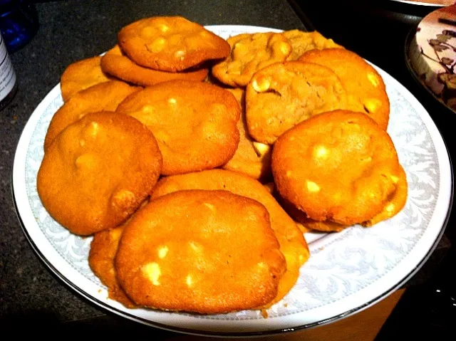 freshly baked white chocolate chip macadamia cookies|Abby Macalinoさん