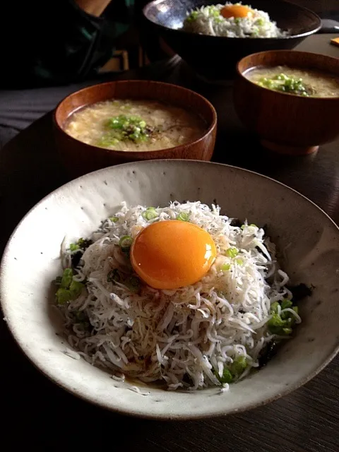 Snapdishの料理写真:しらす丼、ふわふわ玉子と筍スープ|maruruさん