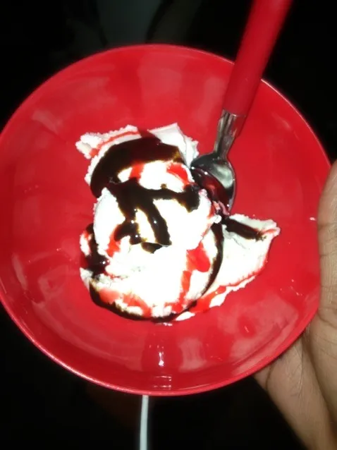 Vanilla ice cream with chocolate and strawberry swirls!|nickey featherさん