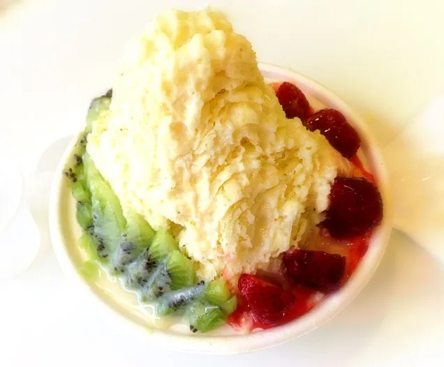 Snapdishの料理写真:Snow Flake : Banana with Kiwi n' Strawberry // อร่อย นมกล้วย ฟินเบย เยนน้ำแข็งใส // ร้านนี้อร่อยดีนะ ที่สำคัญกีวี่แท้จ้า ชอบเลย (y) วันหลังกินอีก อิอิ|Sujigaさん