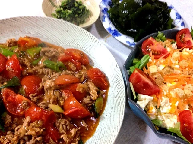 トマトと豚肉の麻婆炒め&豆腐サラダ&ワカメの酢醤油和え|うめち。さん