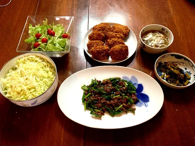 Snapdishの料理写真:メンチカツ、牛肉とニンニクの芽たピーマンの醤油炒め、グリーンサラダ、野菜たっぷり豚汁|波乗り漁師さん