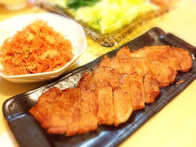 Snapdishの料理写真:お夕飯〜豚肉もろみ味噌漬け にんじんしりしり〜|まうんてんさん