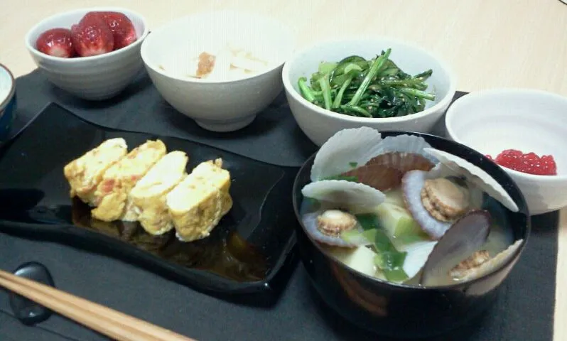 【今日の猫まんま】帆立と馬鈴薯の味噌汁、桜海老入り出汁巻き玉子、青菜の油炒め、カブとウドの梅肉和え、筋子、苺。|梨花さん