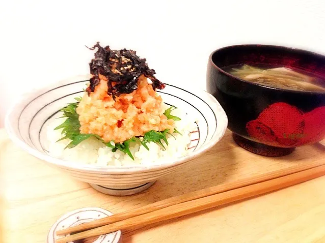 サーモン叩き丼、白菜シメジとろろ昆布のすまし汁|ユキさん