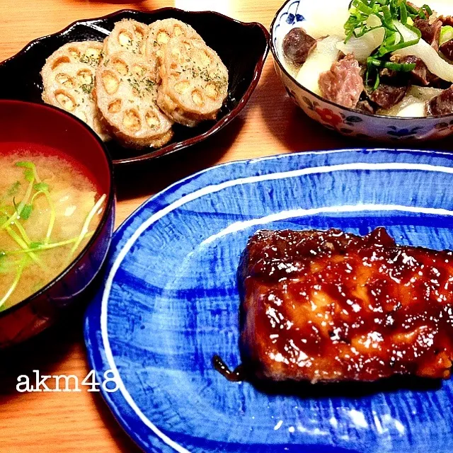 ぶりの梅照り焼き、蓮根はさみ揚げ、新玉ねぎとずりのとろみ煮、豆苗と白菜みそ汁|アーちゃんさん