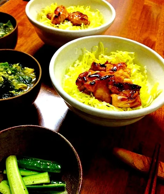 鶏の照り焼き丼。春雨スープ。キュウリのうま塩ダレ。|michiさん