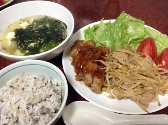 Snapdishの料理写真:鶏肉照り焼き、もやし炒め、ワカメと豆腐のスープ|SasaMasa213さん