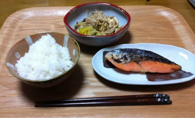 Snapdishの料理写真:しゃけとすきやき風肉どうふ|しんいっちゃんさん