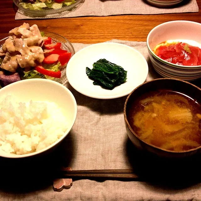 豚しゃぶ、マグロの山かけ、ほうれん草のお浸し|ハナさん