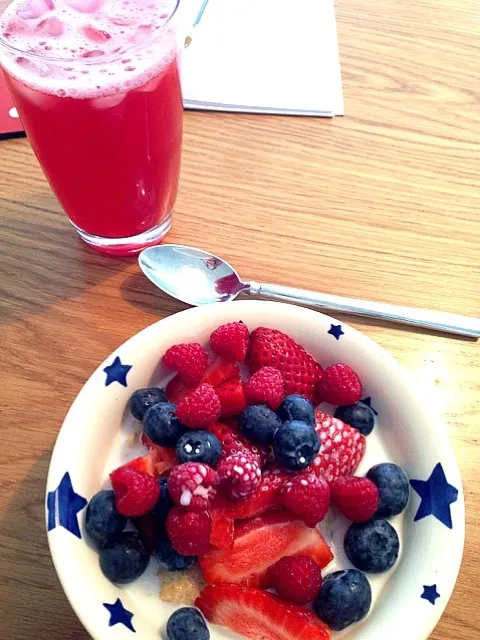 Snapdishの料理写真:Porridge with Strawberries, Blueberries & Raspberries|Ella Thompsonさん