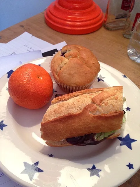 French Baguette with Cheese, Lettuce & Mayo, Satsuma & a Homemade Blueberry Muffin|Ella Thompsonさん