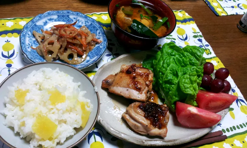 晩御飯(芋ご飯、岩国れんこんのきんぴら、チキンステーキネギソースかけ、玉子味噌汁)|シェリリンさん