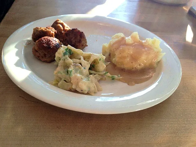 Meat balls with mashed potatoes and Cabbage stew|ozzy sparaさん