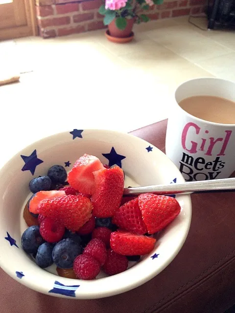 Snapdishの料理写真:Natural Greek Yogurt, Dried Apricots, Raisins, Blueberries, Raspberries & Strawberries|Ella Thompsonさん