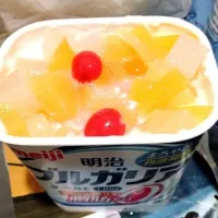 plain yogurt with fruit cocktail for breakfast :))|oliveさん