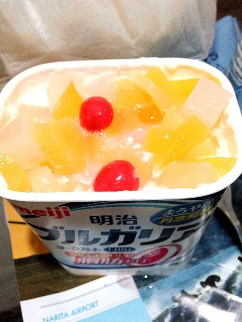 plain yogurt with fruit cocktail for breakfast :))|oliveさん