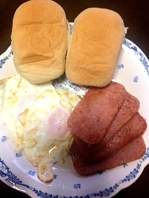 Pandesal,fried egg , luncheon meat ...|garciaさん