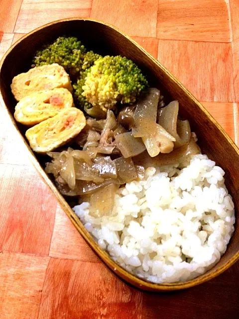 Snapdishの料理写真:牛肉としめじとこんにゃくとネギのすき焼き風煮物、明太子入り卵焼き、ブロッコリーの胡麻和え|しぃさん