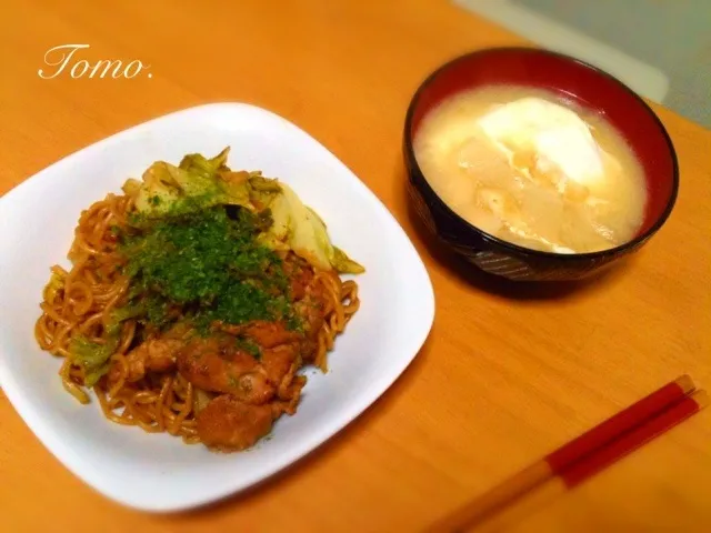 焼きそば＆落とし卵と油揚げと大根の味噌汁|＊朋＊さん