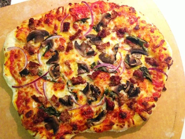 Sausage Red Onion and Mushroom Pizza|Leo D.さん