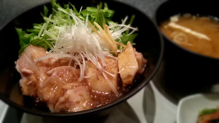 Snapdishの料理写真:ネギ塩ソースの蒸し鶏丼|さとしさん