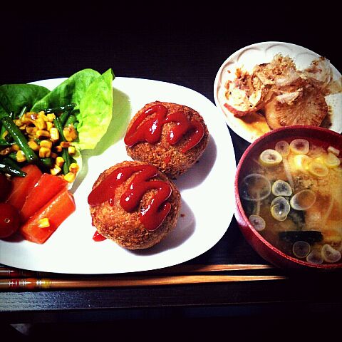 ハヤシライスコロッケ 付け合わせ野菜のバター醤油炒め 大根ステーキ わかめ豆腐ねぎの味噌汁 あやぱんちゃん Snapdish スナップディッシュ Id 1cdiaa