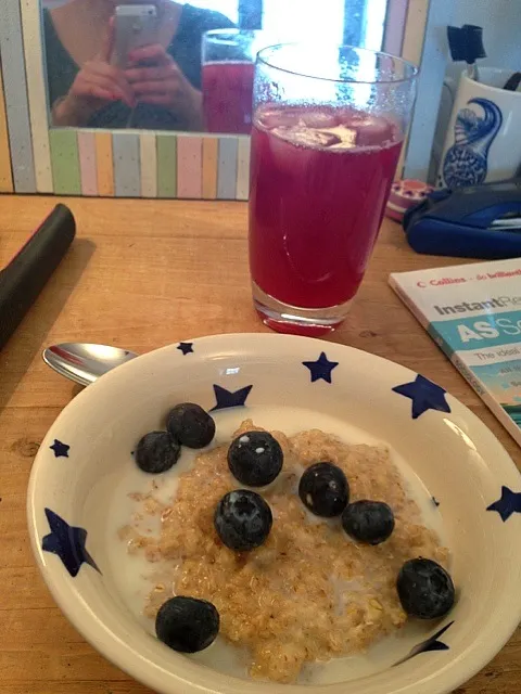 Porridge with Blueberries|Ella Thompsonさん