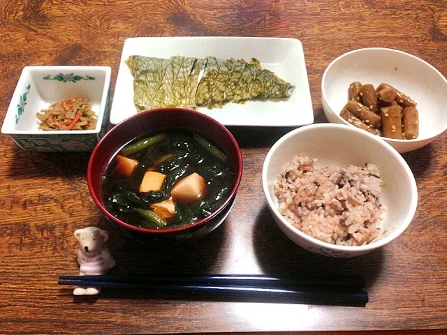 きんぴら牛蒡、たたき牛蒡、昆布しめ鯖、小松菜と豆腐の赤だし、雑穀発芽米|natsukiさん