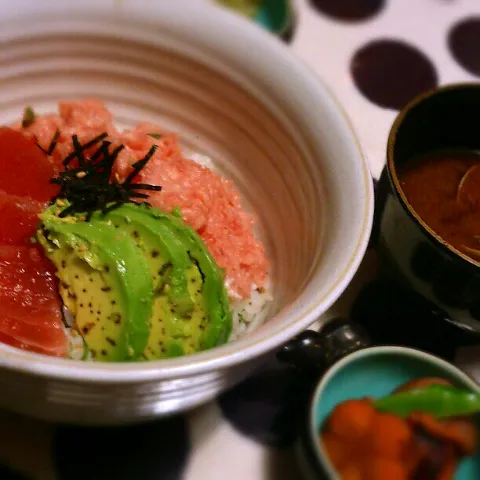 鮪とアボカド丼、イカと小芋の炊いたん♪|naomixxxさん