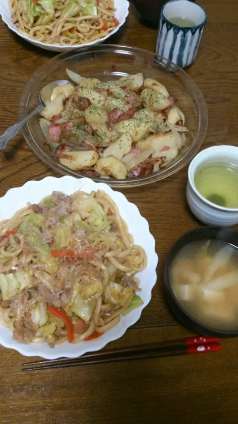 Snapdishの料理写真:焼きうどん＆ジャーマンポテト＆豆腐とネギの味噌汁|えっちゃんさん