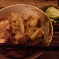 Snapdishの料理写真:回鍋肉丼と自家製浅漬|あっちゃんさん