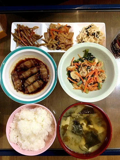 晩御飯＊肉巻きゴボウ、ほうれん草シーチキンなどの野菜炒め、きんぴらゴボウ、切り干し大根の煮物、切り干し大根の中華風サラダ、味噌汁|まゆめろさん