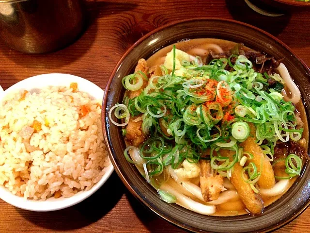 Snapdishの料理写真:牧のうどん(空港)肉 ごぼう天 うどん かしわご飯|とっしーさん