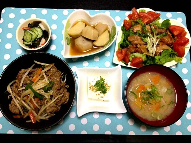 牛肉ともやしのオイスターソース炒め、里芋の煮物、照り焼きチキンのサラダ、味噌汁❤|ゆぅこさん